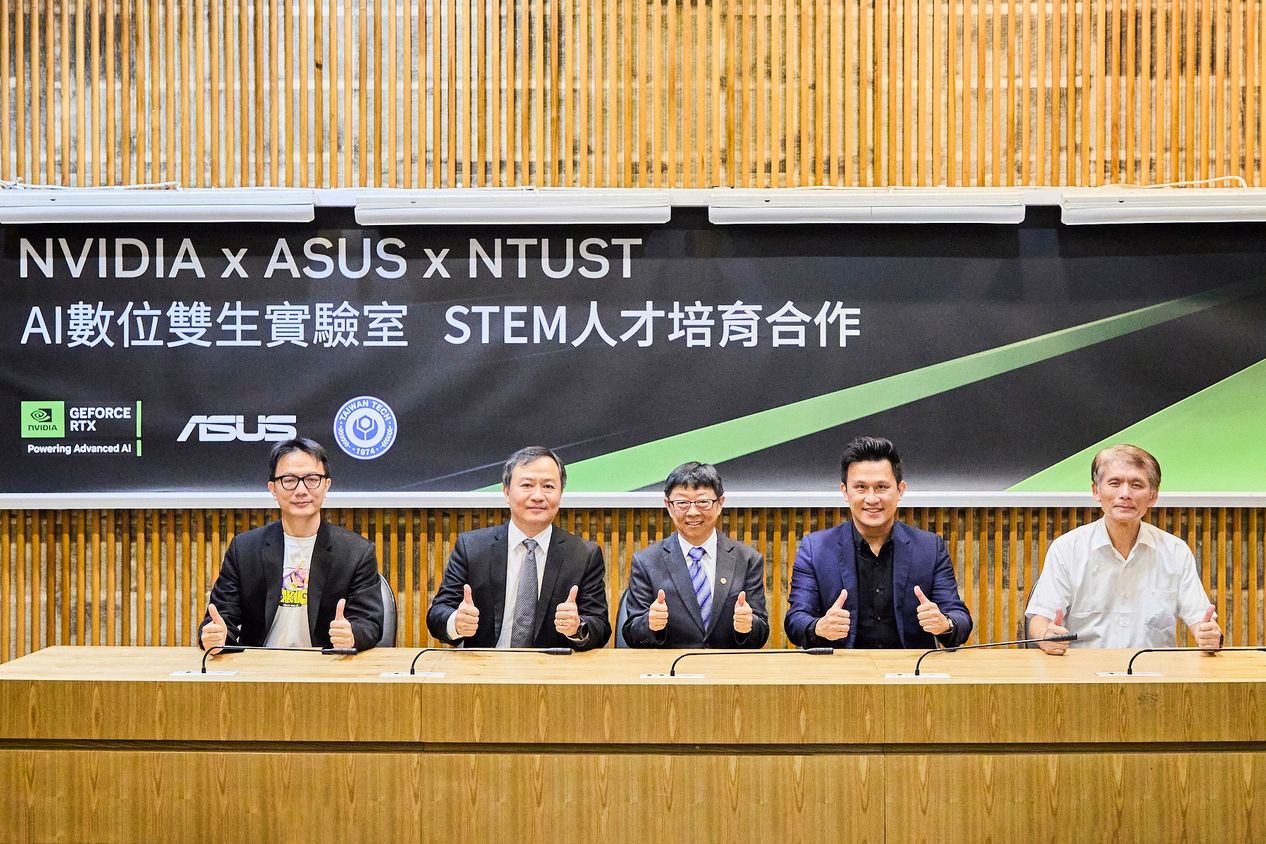 Nvidia（輝達）與華碩攜手為臺科大資訊工程系打造「Nvidia X ASUS X NTUST AI 數位雙生實驗室」。左起：臺科大人工智慧跨域科技研究所所長姚智原、華碩聯合科技系統事業總經理廖逸翔、臺科大校長顏家鈺、Nvidia 台灣區業務協理邾亦為、臺科大產學長楊成發。